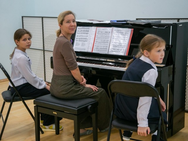 Новые скрипки, фортепиано и саксофон получила озерская школа искусств