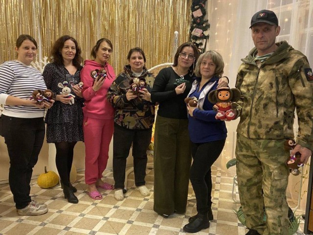 Добровольцы из Пушкино передадут вязаных Чебурашек бойцам в зону СВО
