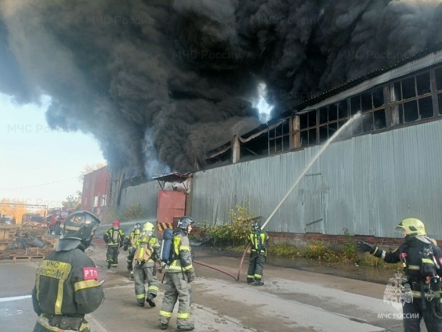 В Электростали пожарные потушили загоревшийся склад