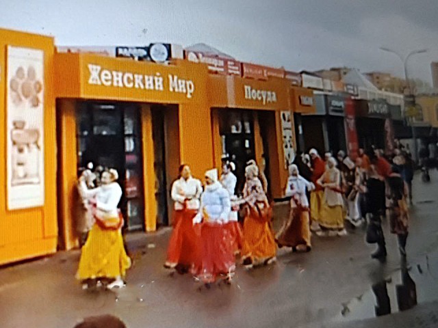 В Одинцове по Советской прошли кришнаиты с песнями и танцами
