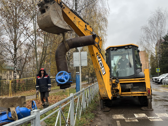В Запрудне началась замена теплосети на улице Карла Маркса