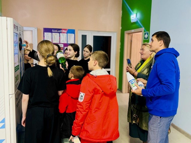 Химкинские школьники получили баллы за сдачу пластиковых бутылок