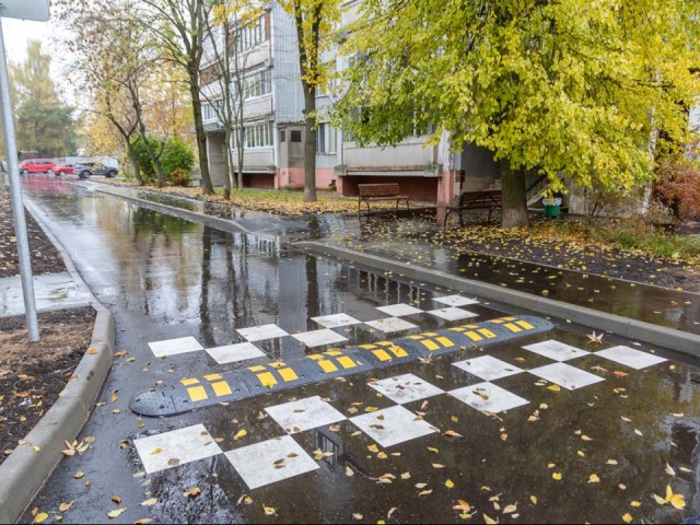 Игровые площадки и парковки построили во дворах Чупрякова