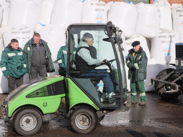Студенты Сергиева Посада попробовали себя в роли трактористов и слесарей