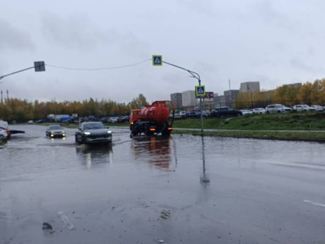 В Дрожжине устраняют затопление улицы Южной и дворов