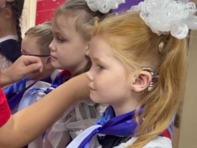 Прям как пионеры в галстуках: волоколамских первоклашек посвятили в «орлята»