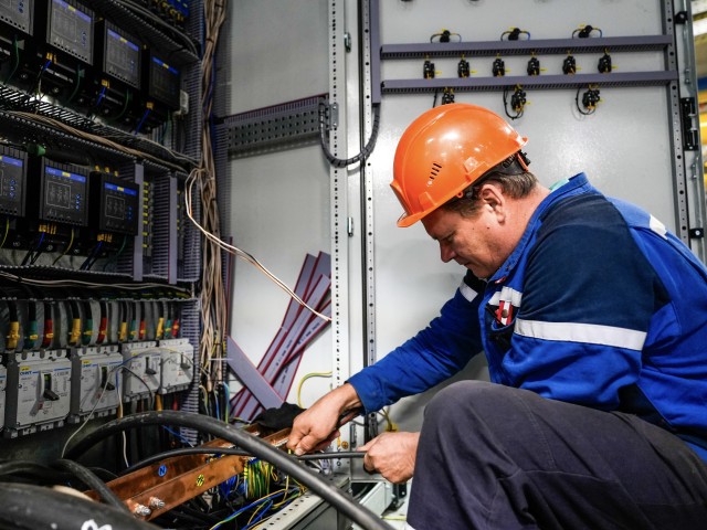 Рабочие устранят утечку на теплосети до полуночи