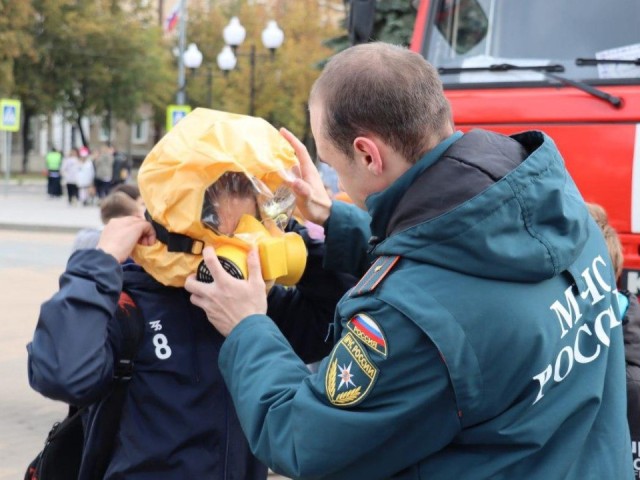 Школьники Ступина примерили форму спасателей