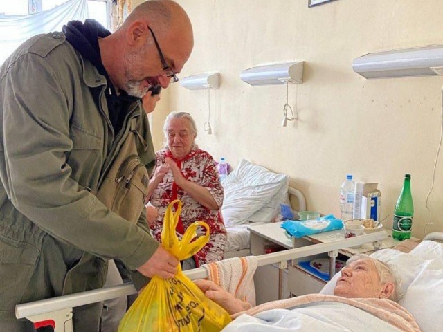 Внимание и забота: пожилым луховичанам в больнице подарили душевное тепло