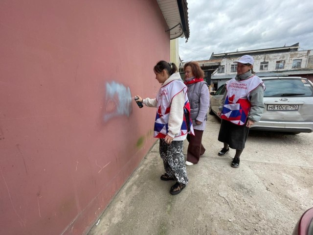 «Боремся с этим злом»: как волонтеры очищают Клин от запрещенной символики