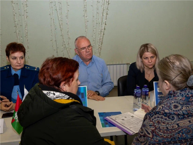 В Запрудне прошла выездная администрация: ЖКХ, дороги, обустройство — в центре внимания