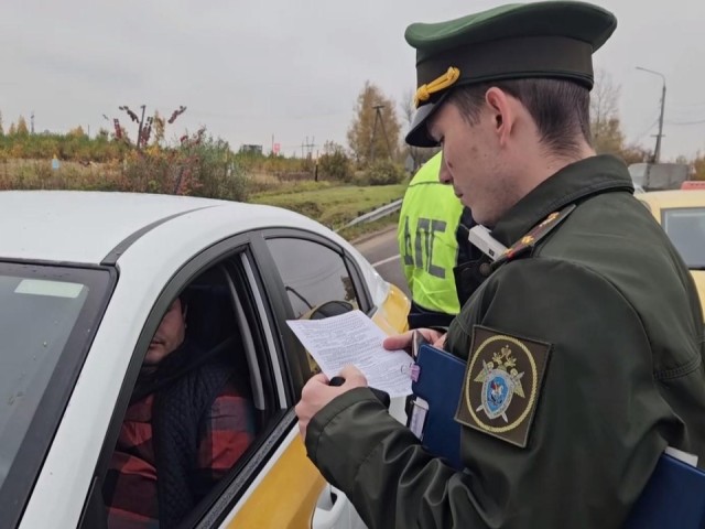 Получившим гражданство, но не спешащим служить таксистам из Чехова вручили повестки