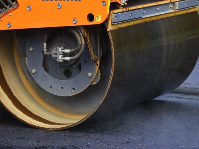 В поселке Оболенск построят тротуар и отремонтируют дороги