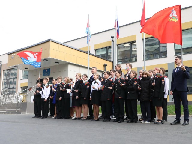 Ученики, педагоги и родители разработали гимн и логотип для школы №7