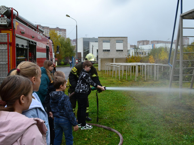 Шестиклассники из Нахабина побывали в гостях у пожарных