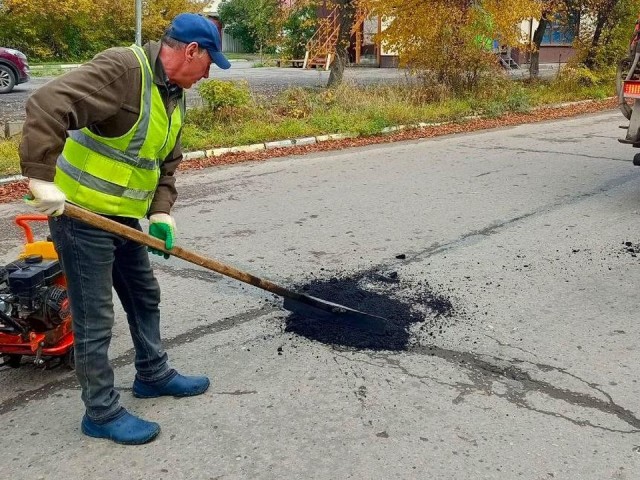 Специалисты отремонтировали дороги в Хлопках, Чемодурово и Москворецком