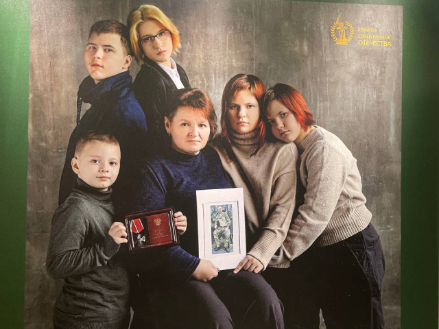 Семья из Долгопрудного представила фото на выставке «Дети героев» в Мособлдуме