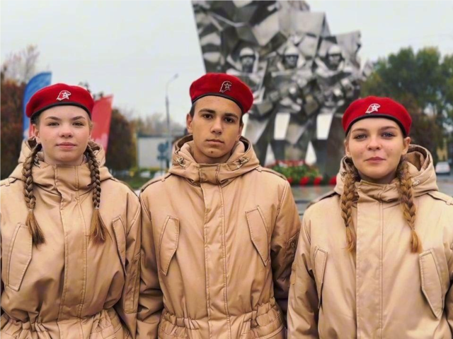 Волонтеры и юнармейцы Подольска поздравили Владимира Путина с Днем рождения