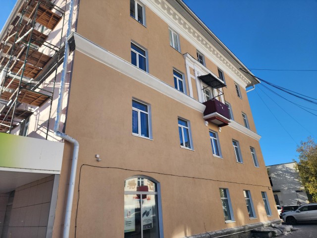 У дома № 5/15 на Советской улице покрасили стену в персиковый цвет и поменяли кровлю