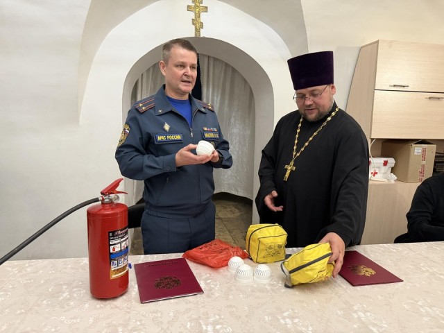 «35 добрых дел»: инспекторы МЧС из Люберец передали подарки храму в Котельниках