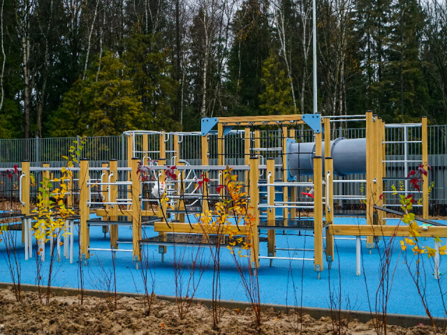 Новые игровые и спортивные площадки устанавливают возле образовательного комплекса в Новогорске