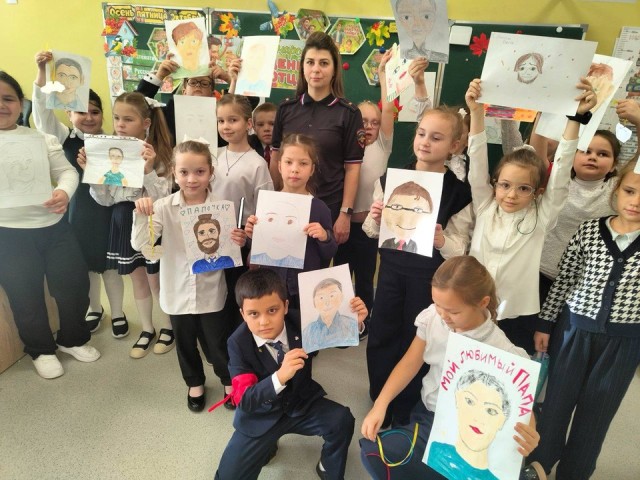 Фликеры подарили школьники своим отцам в честь праздника