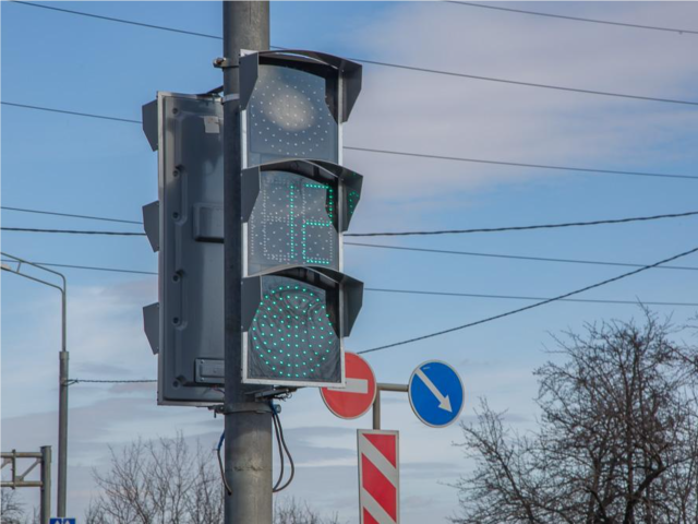 Новый светофор с вызывной кнопкой установили в деревне Татарки