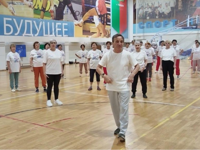 После занятий — чай и живое общение: мастер боевых искусств провел тренинг для пенсионеров. Каким приемам их обучили?