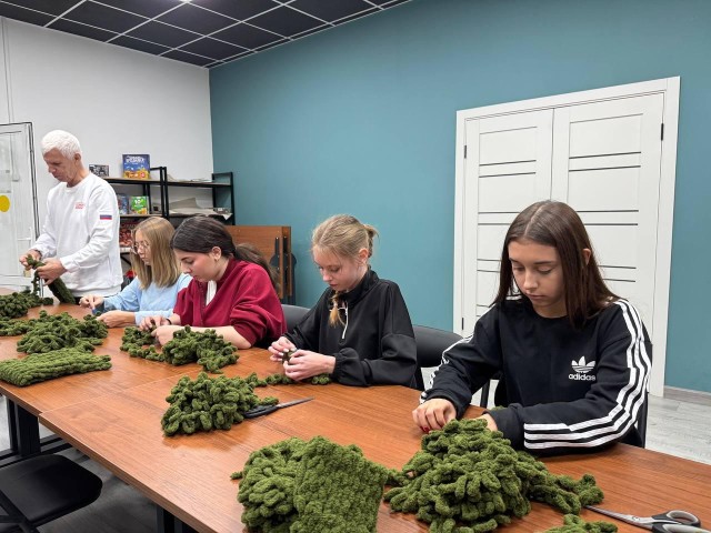 Тепло из Жуковского: вязанные шарфы отправят на фронт участникам СВО