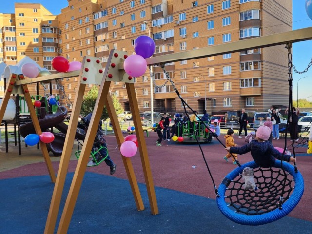 В Истре открыта новая детская площадка с «Пирамидой» и безопасным покрытием