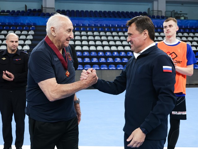 Андрей Воробьев вручил Орден I степени тренеру «Чеховских медведей» Владимиру Максимову