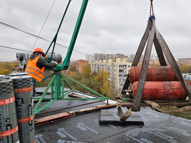 Новый подрядчик в ближайшее время закончит ремонт крыш двух домов в мкр Силикат