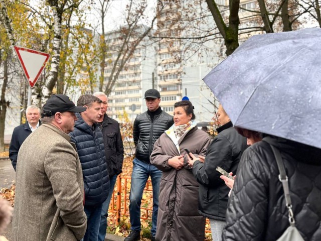 Глава Лобни Анна Кротова встретилась с жителями дома на улице Чкалова
