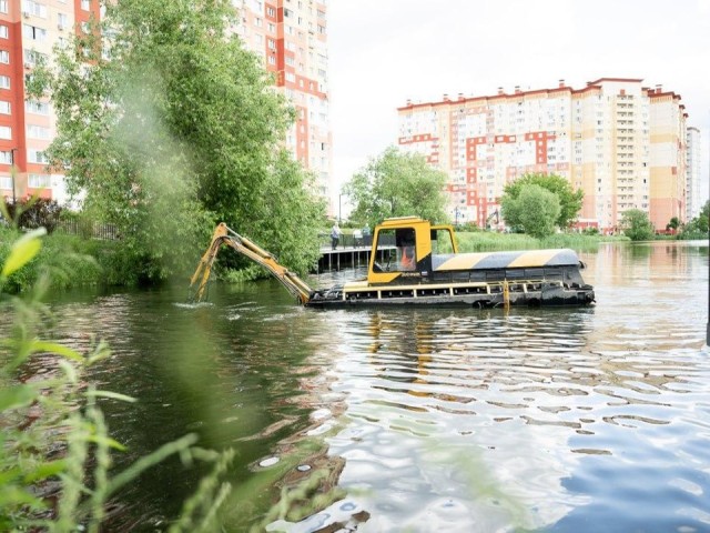 Экскаваторы-амфибии помогли расчистить семь водоемов в Люберцах