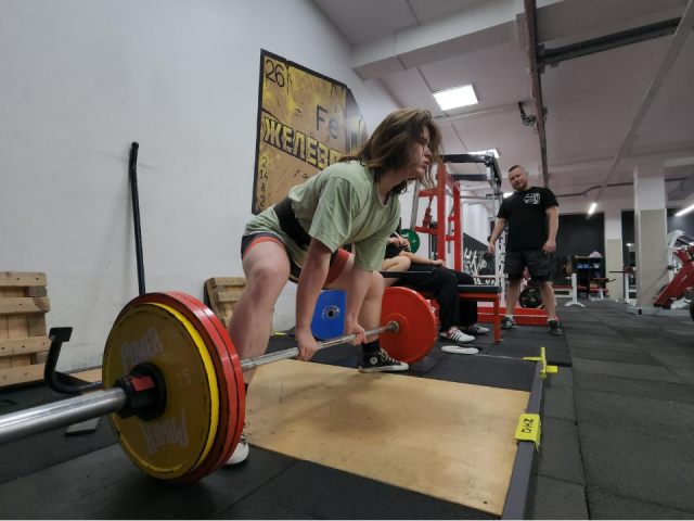 Молодые пауэрлифтеры из Лобни готовятся к Всероссийскому турниру