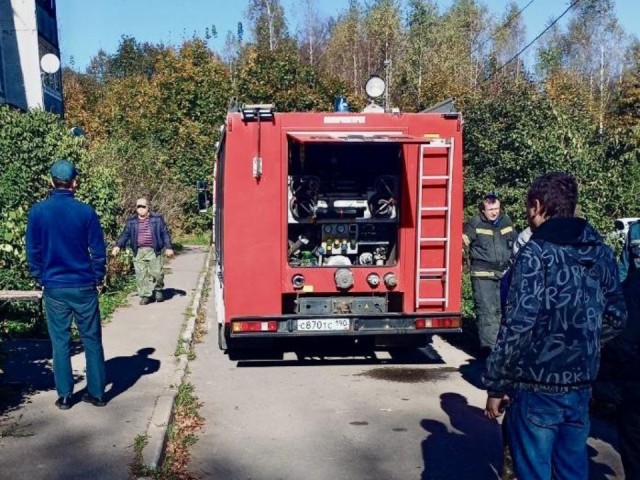 Пожарные спасли 14 человек из горящего дома в Хметьево