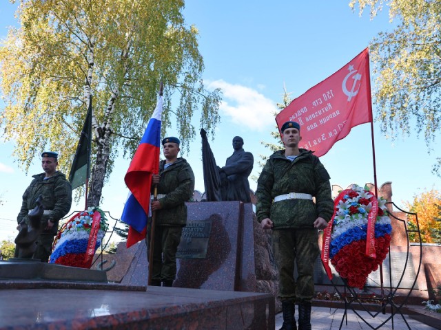 Возвращение героев: в Одинцове предали земле павших защитников Москвы