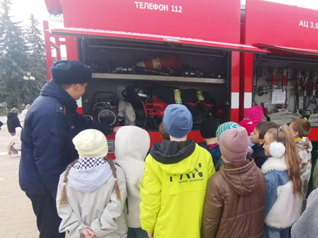 Школьники в Ступине изучили пожарную технику и снаряжение