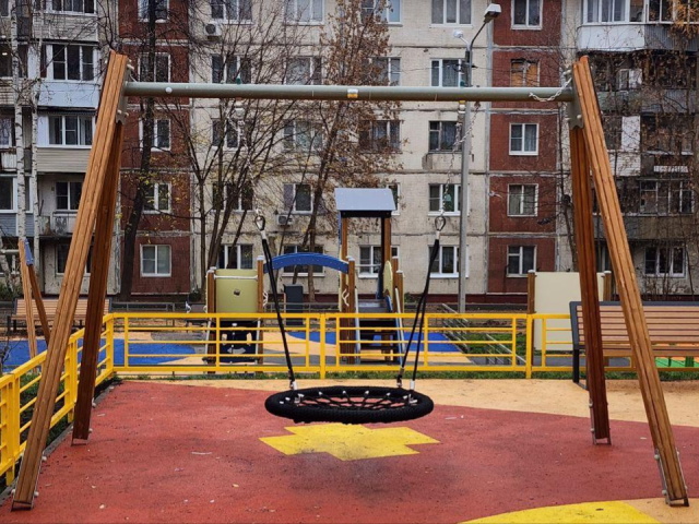 В Дмитрове преобразили двор у детсада «Земляничка»: целый развлекательный комплекс привлечет детей разных возрастов