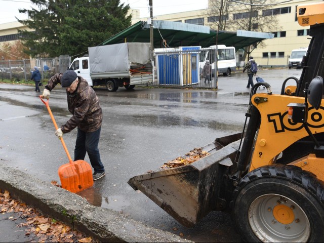 Лотошинские коммунальщики навели порядок на улицах Центральной и Колхозной