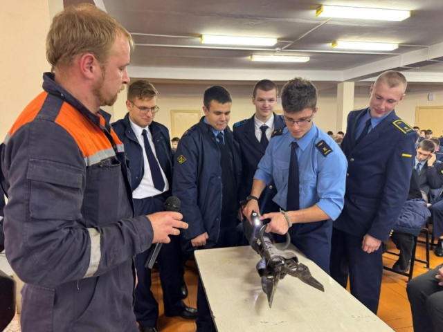 Спасатели и ГИБДД устроили «разбор полетов»: кто стал главным героем необычного урока в Егорьевском техникуме