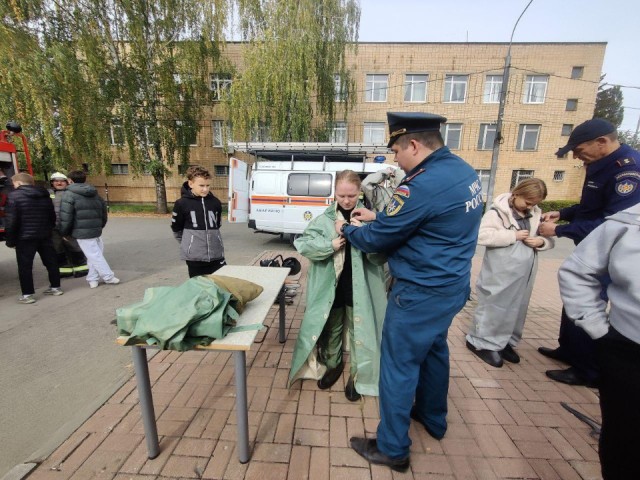 В Серебряных Прудах спасатели показали горожанам свое снаряжение