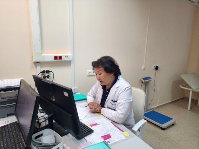 Опытный врач-гинеколог начала прием пациенток в женской консультации