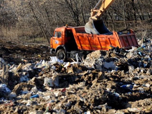 Стихийную свалку строительного мусора возле нового тротуара в Пущино уберут до 20 октября