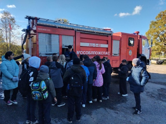 Школьники Можайского округа примерили боевую одежду пожарных