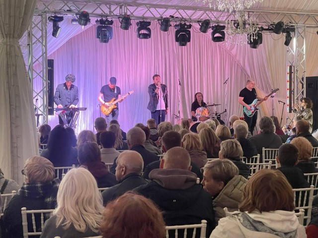 Певец Женя Моисеев выступил для гостей усадьбы Гребнево