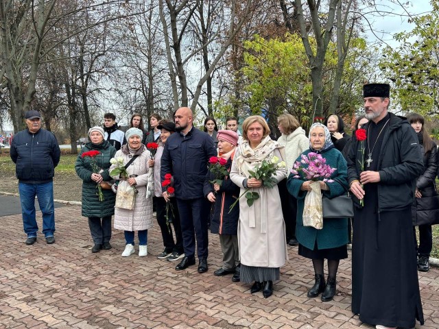 В Бронницах почтили жертв политических репрессий у каменного монумента