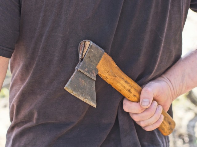 Старые обиды: за что мужчина пытался убить топором родственника в Ступине