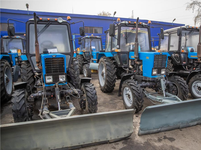 Технику и материалы для уборки снега и борьбы с гололедом привели в порядок