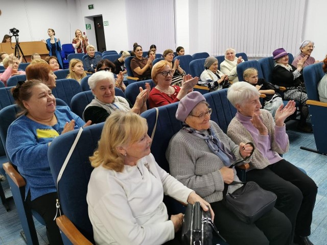 Местные артисты поднимали настроение старшему поколению Красногорска